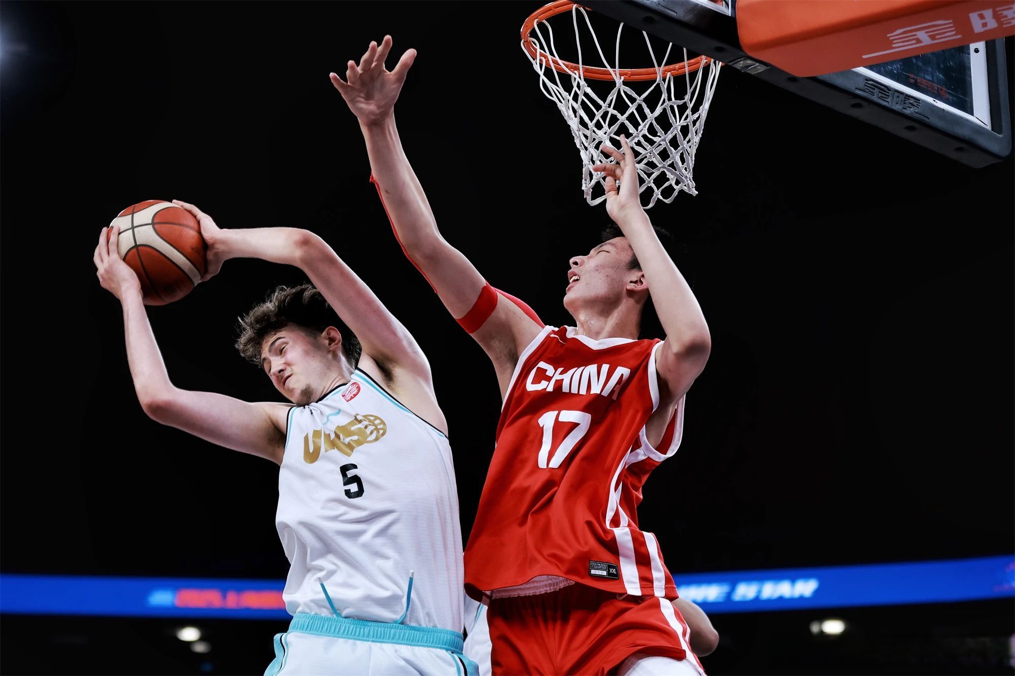 国际比赛日突围战来临，深圳男篮围绕全明星赛绝杀压哨，气氛紧张，年轻球员得到机会的简单介绍