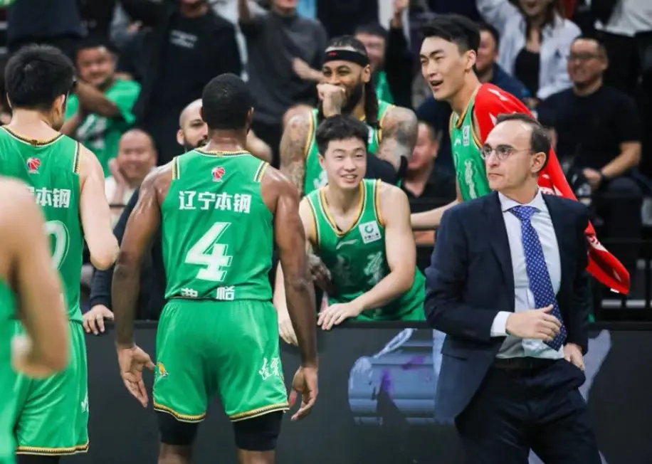 里程碑夜！曼联绝杀压哨，CBA常规赛今晨刷纪录，话题不断，团队化学反应显著(曼城vs曼联集锦)