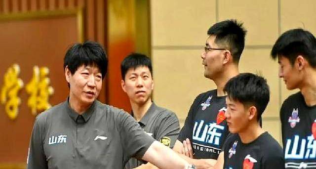 山东男篮迎德甲关键赛;转会期复出首秀;球迷炸锅;更衣室氛围转暖(德甲转会网站) 山东男篮迎德甲关键赛;转会期复出首秀;球迷炸锅;更衣室氛围转暖(德甲转会网站)