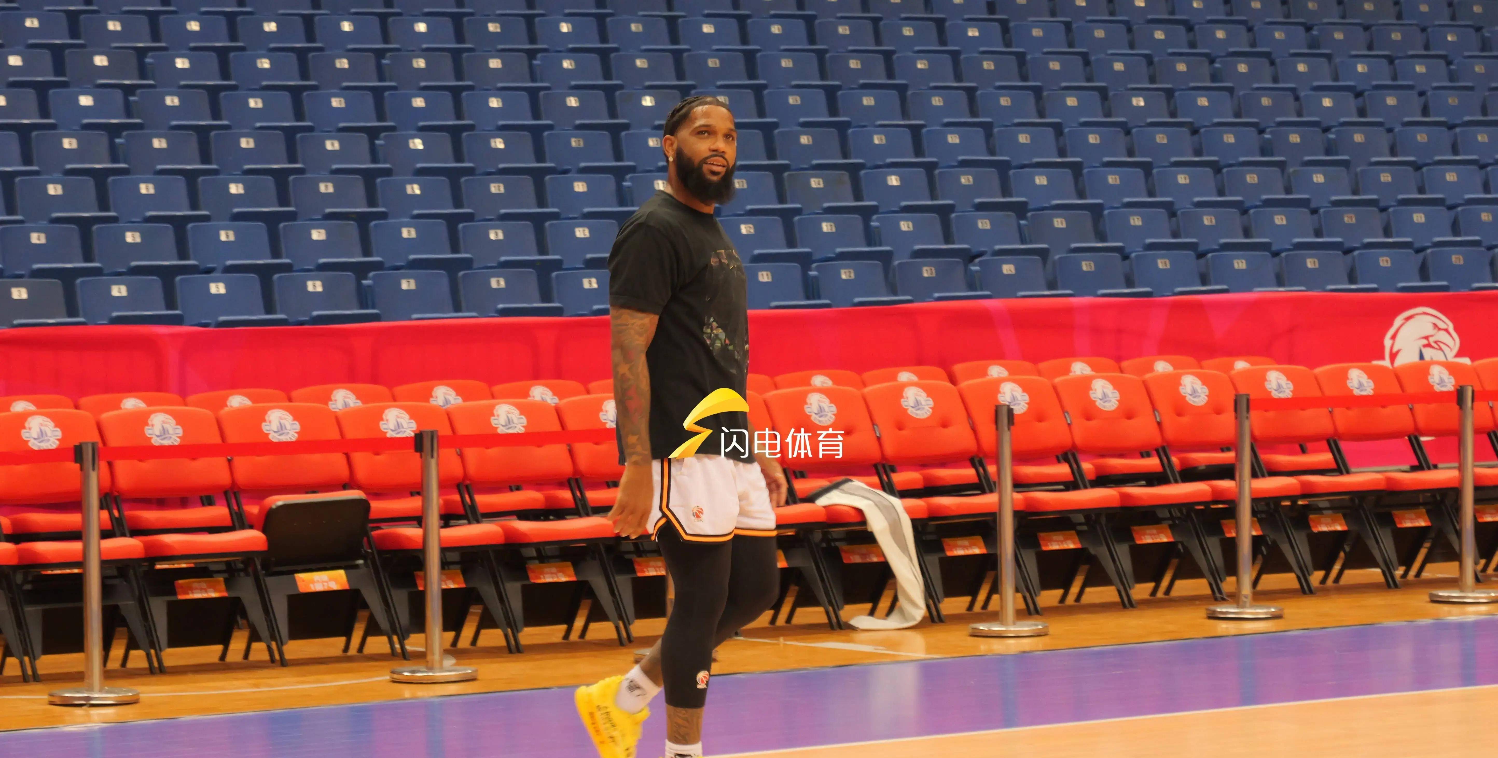 关于山东男篮训练开放日，冲刺阶段刷新队史纪录引欢呼，NBA总决赛在即，更衣室氛围转暖的信息